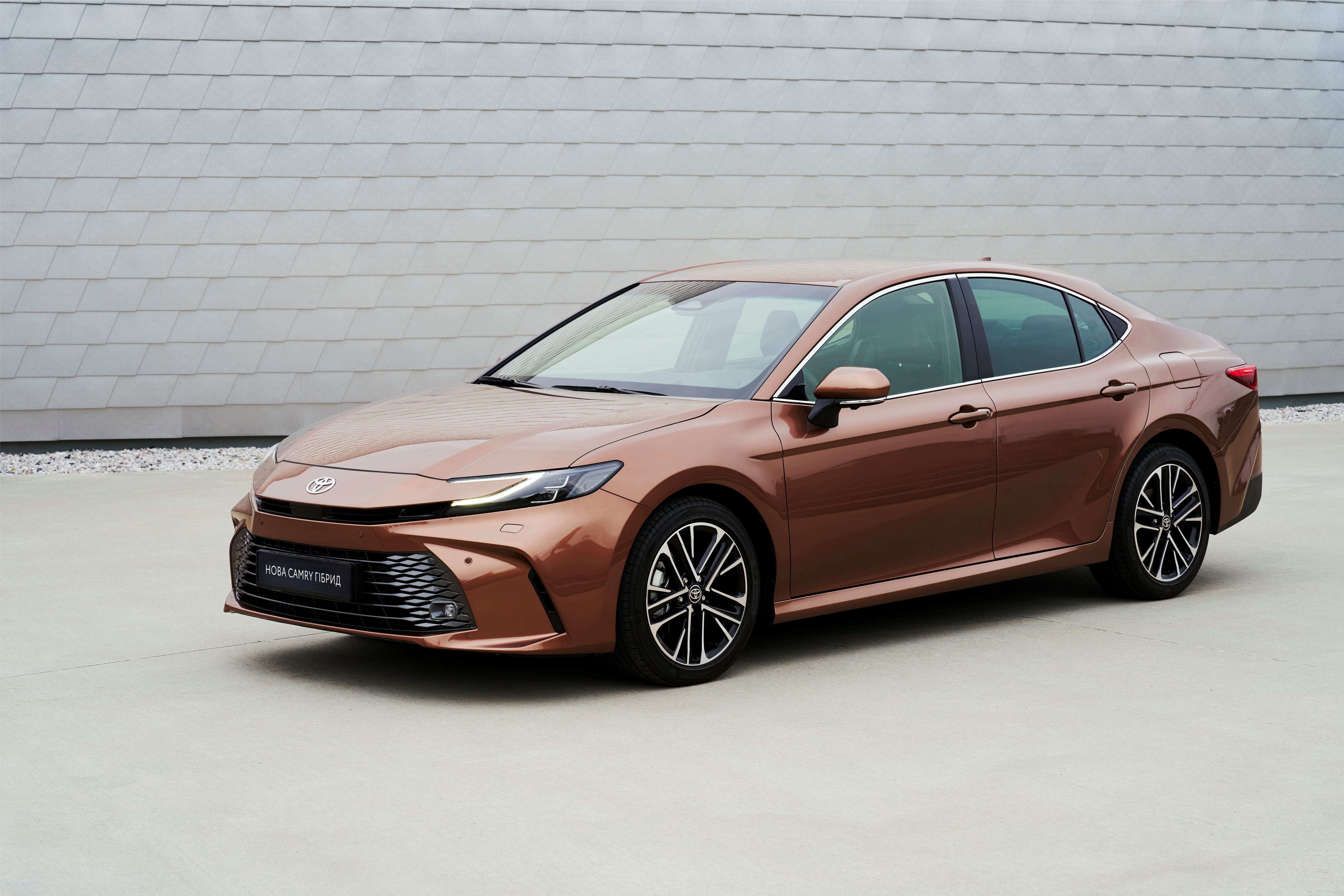 2024_newcamry_executive_bronze_static_004_1_1